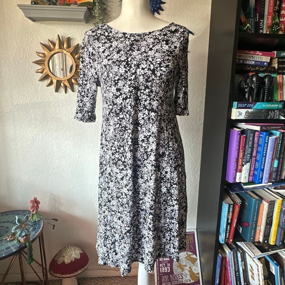 St. John’s bay size Small black & white shift dress